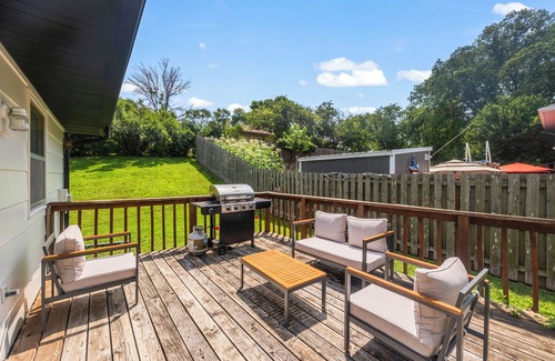 Des Moines House | Casa Mackie - Sophisticated Split Level, 5 Bedroom, 3 Bathroom