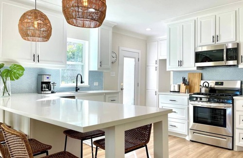 Kessler House | Casa Mariposa: Extended Stays, Pets, Bishop Arts!