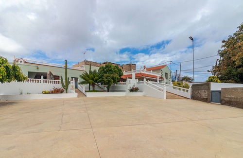 Moya House | Casa Marjoes I + Communal Pool + Terrace + BBQ