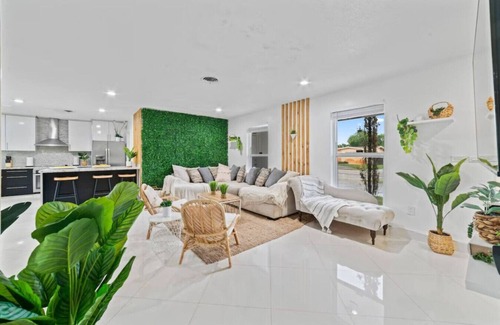 North Miami Beach Villa | Casa Mayaimi Pool Tiki Hut 10 mins Beach