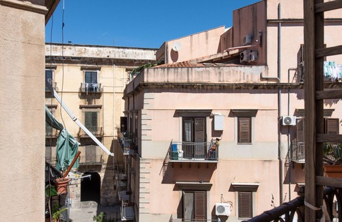 Castellammare Apartment | Casa Meli dietro Piazza San Domenico by Wonderful Italy