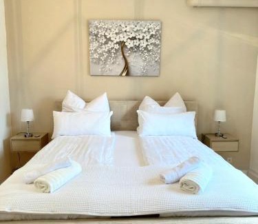 Krefeld Apartment | Casa Mia - Helios Klinik - HBF - Zentrum - Parken - Messe 20 Min