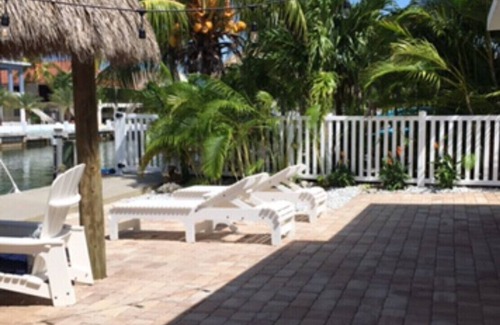 Key Colony Beach House | CASA NAUTICA @ KCB TIKIHUT BIKES KAYAKS PADDLE-BOARDS CABANA CLUB W BEACH & POOL