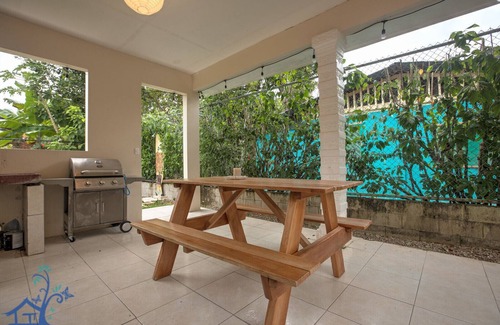 Puerto Viejo de Talamanca Ski Chalet | Casa Pan Dulce Family-Friendly 3BR/2BA Near Puerto Viejo Beaches