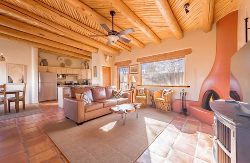El Prado House | Casa Panorama~ Stunning Views~ Kiva Fireplace~ Hot Tub~ 8 mins to Plaza!