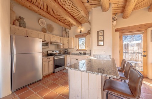 El Prado House | Casa Panorama~ Stunning Views~ Kiva Fireplace~ Hot Tub~ 8 mins to Plaza!