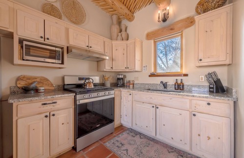 El Prado House | Casa Panorama~ Stunning Views~ Kiva Fireplace~ Hot Tub~ 8 mins to Plaza!