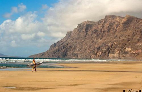 Caleta de Famara Apartment | Casa Paradiso with great views perfect for surf or family holidays