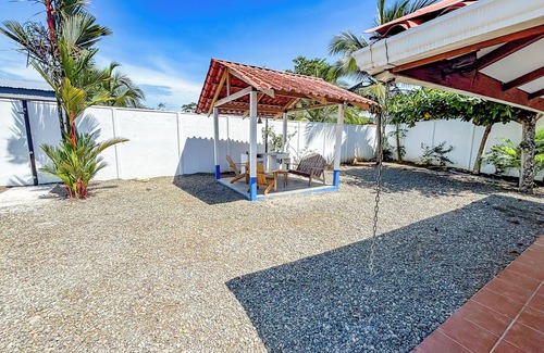 Cahuita House | Casa Quixote - 3 Bed, AC, Steps to Town