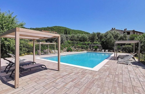 Iano House | Casa Raissa B: A characteristic and welcoming apartment that is part of a villa immersed in a splendid landscape, in a lovely little hamlet, with Free WI-FI.