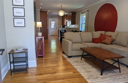Durham House | Casa Rosa - 2BR West End Bungalow