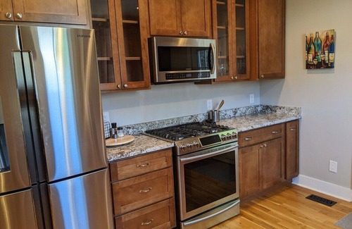 Durham House | Casa Rosa - 2BR West End Bungalow