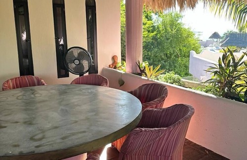 Hidalgo House | Casa Rosa - Steps to Playa Manzanillo