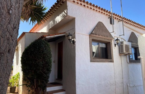 La Solana Ski Chalet | 'Casa Rosa' with Sea View, Wi-Fi and Air Conditioning