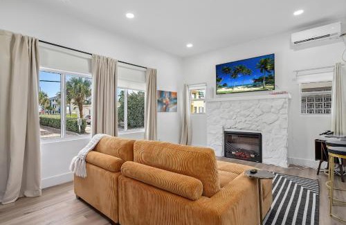Hollywood South Central Beach Apartment | Casa Roselle On The Beach Full 22