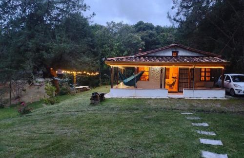 Medellin House | Casa Rustica con chimenea en su interior, rodeado de los cuatro elementos tierra, fuego, aire y agua, ubicada en sector tranquilo, para descansar en familia o amigos,