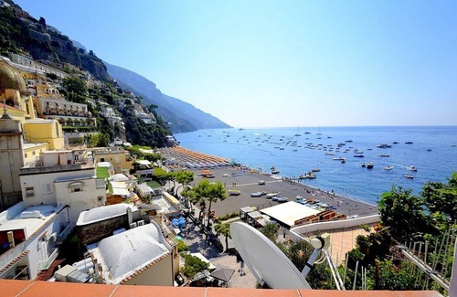 Positano City Centre House | Casa Samuela: A charming ancient house overlooking the sea and the main beach of Positano, with Free WI-FI.
