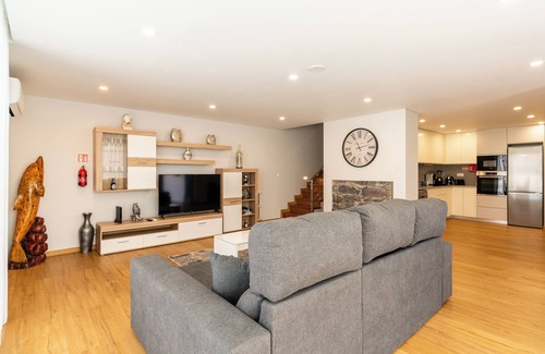 Arco da Calheta House | Casa Santi Stefany, Quiet House for a Private Stay With a Pool