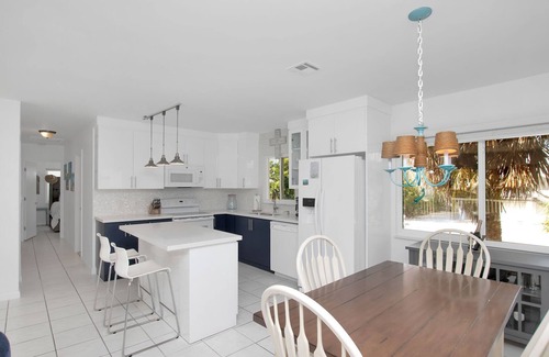 Ramrod Key House | Casa Sirena, FL Keys Canalfront 3BD/2BA home offers a small pool & private dock