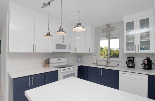 Ramrod Key House | Casa Sirena, FL Keys Canalfront 3BD/2BA home offers a small pool & private dock