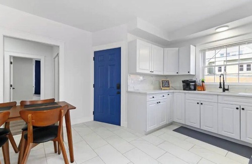 East Rock House | Casa Soleada in East Rock |King Bed| Near DT and Yale SOM | Free parking
