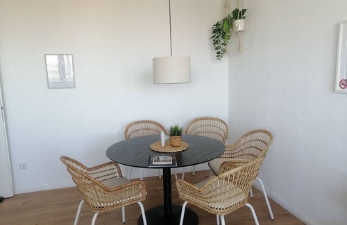 Oberhausen-Sud Apartment | Casa Sunset, close to the city, top view, 1 min to streetcar and bus