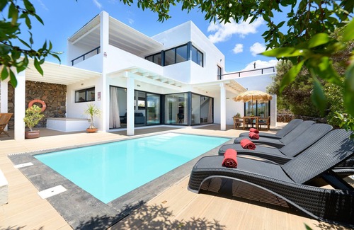 Conil Ski Chalet | Casa Sur, Spectacular Views of Sea and Volcanoes with Heated Pool