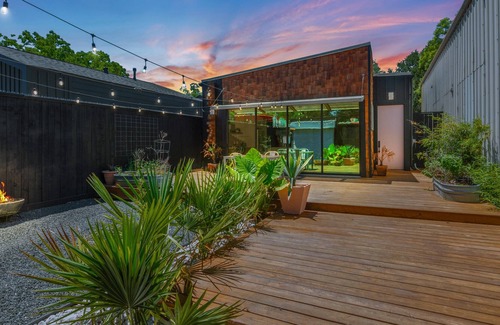 Garden Oaks House | Casa Tequilana Art Nouveau Bungalow - With private courtyard!