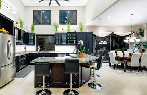 Coco House | Casa Timlin - Solar Hot Tub, Concierge, Daily Housekeeping