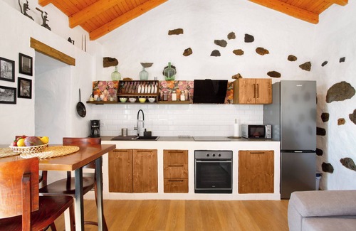 Vega de San Mateo Ski Chalet | 'Casa Tito Y Teresita' with Sea View, Private Terrace and Wi-Fi