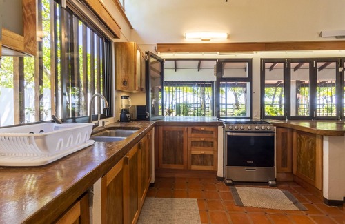 Esterillos Oeste House | Casa Tortuga - Beautiful Spacious Beachfront House