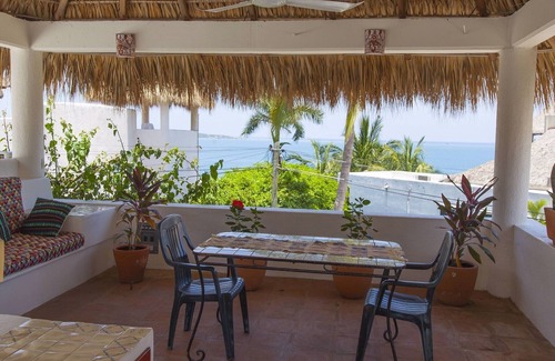 Hidalgo House | Casa Tres 2BR Starlink Walk to Beaches Ocean View