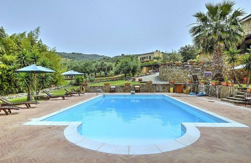 Alani House | Casa Turchino D: A welcoming apartment that is part of a villa situated in a quiet location, surrounded by a wonderful garden, with Free WI-FI.