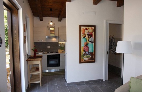 Alani House | Casa Turchino F: A welcoming apartment situated in a quiet location, surrounded by a wonderful garden, with Free WI-FI.