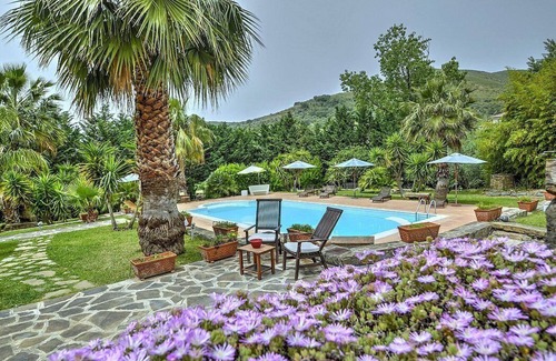 Alani House | Casa Turchino F: A welcoming apartment situated in a quiet location, surrounded by a wonderful garden, with Free WI-FI.