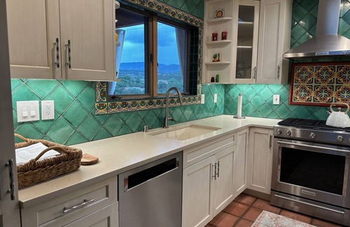 Northeast Santa Fe House | Casa Turquesa: Walk to Plaza, best mountain views close to Community Center