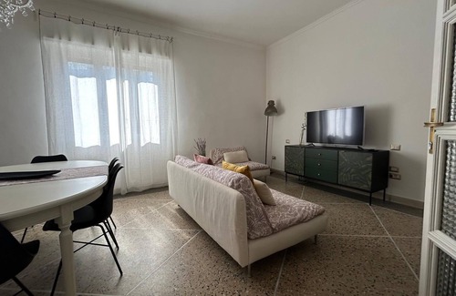 Pisa City Centre Apartment | Casa Tuttomondo - Three Bedroom Apartment, Sleeps 5