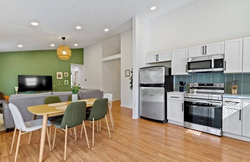 Indianapolis House | Casa Verde -Single-Story, Huge backyard, Baby crib