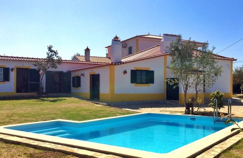 Ericeira House | Casa Vermelha - Rustic Studio with Garden, BBQ and Pool 4 km from the beach!