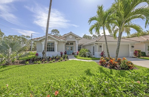 Central Naples House | Casa Vianna Tropical Beach Oasis in Naples