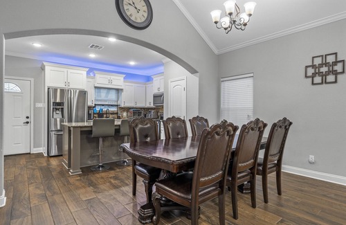 Bellmead House | Casa Villa de Mando! Minutes away from Silos & BU