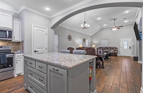 Bellmead House | Casa Villa de Mando! Minutes away from Silos & BU