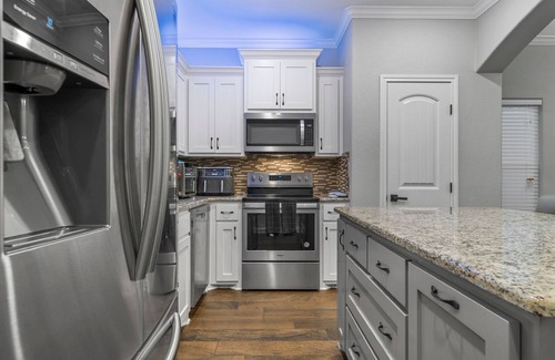 Bellmead House | Casa Villa de Mando! Minutes away from Silos & BU