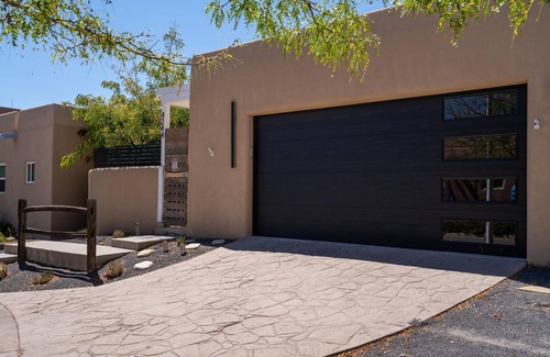 Santa Fe House | Casa Vuelta | Pet Friendly + Fenced-In Yard & Near Country Club!