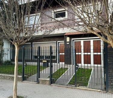 Azul House | Casa Zona Residencial , pileta, garage doble y quincho con parrilla