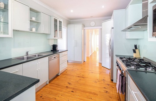 Adelaide House | Casabā - Luxe 3-Bedroom Beach House (75m to the beach)