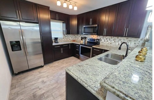 Wadeview Park House | CasaDelaney DT Sodo district. Renovated Sleeps 16