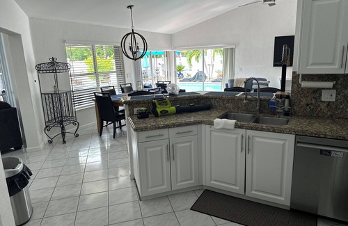 Tropic Palms House | CasaDelray! nYour Spacious 5BR Coastal Retreat nJust Minutes Away From The BEACH