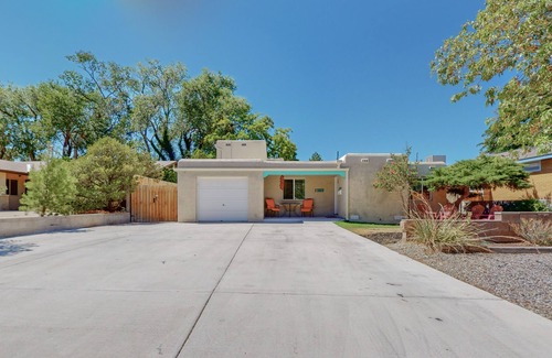Summit Park House | CasaDeRita Luxury Home near UNM!