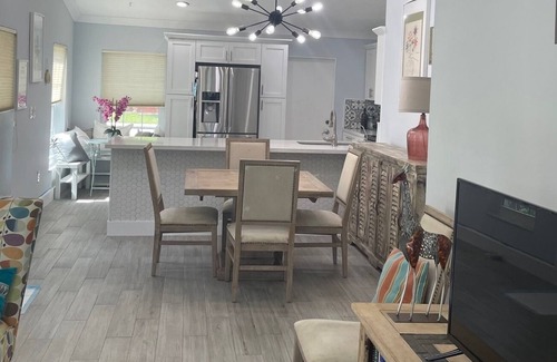 Davie House | CasaIris-West Broward Bright&Sunny Home w/ pool